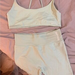 DFYNE Light Green Sports Bra and Leggings Set